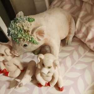 Figures pigs decor